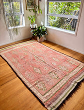 Load image into Gallery viewer, Vintage Moroccan Rug