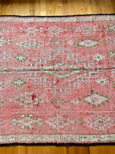 Load image into Gallery viewer, Vintage Moroccan Rug