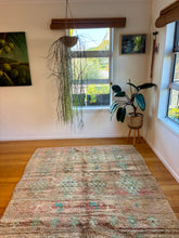 Load image into Gallery viewer, Vintage Moroccan Rug