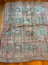 Load image into Gallery viewer, Vintage Moroccan Rug