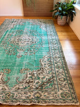 Load image into Gallery viewer, Vintage Area Rug