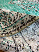 Load image into Gallery viewer, Vintage Area Rug