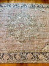 Load image into Gallery viewer, Vintage Area Rug