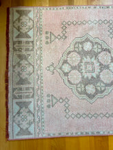 Load image into Gallery viewer, Vintage Runner