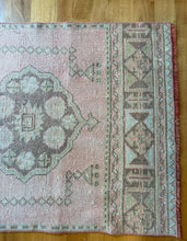 Load image into Gallery viewer, Vintage Runner