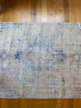 Load image into Gallery viewer, Vintage Area Rug