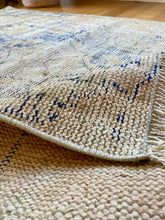 Load image into Gallery viewer, Vintage Area Rug