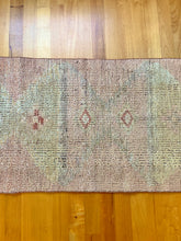 Load image into Gallery viewer, Vintage Runner
