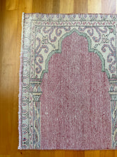 Load image into Gallery viewer, Vintage Runner