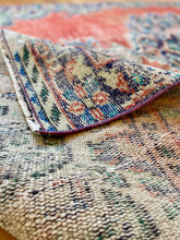 Load image into Gallery viewer, Vintage Area Rug