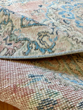 Load image into Gallery viewer, Vintage Area Rug