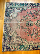 Load image into Gallery viewer, Vintage Area Rug