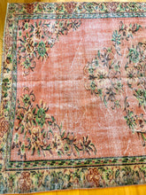 Load image into Gallery viewer, Vintage Area Rug