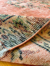 Load image into Gallery viewer, Vintage Area Rug