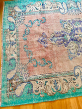 Load image into Gallery viewer, Vintage Area Rug
