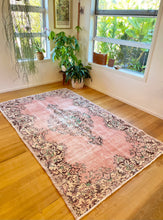 Load image into Gallery viewer, Vintage Area Rug