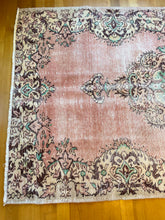 Load image into Gallery viewer, Vintage Area Rug