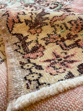 Load image into Gallery viewer, Vintage Area Rug