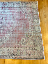 Load image into Gallery viewer, Vintage Area Rug