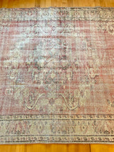 Load image into Gallery viewer, Vintage Area Rug