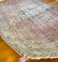 Load image into Gallery viewer, Vintage Area Rug