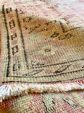 Load image into Gallery viewer, Vintage Area Rug