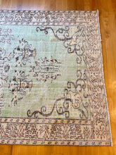Load image into Gallery viewer, Vintage Area Rug