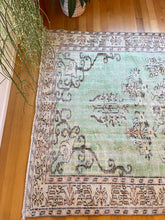Load image into Gallery viewer, Vintage Area Rug