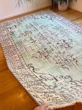 Load image into Gallery viewer, Vintage Area Rug