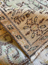 Load image into Gallery viewer, Vintage Area Rug