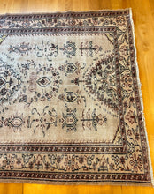 Load image into Gallery viewer, Vintage Area Rug