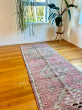Load image into Gallery viewer, Vintage Runner
