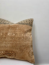 Load image into Gallery viewer, Vintage Carpet Cushion Cover - 45x45cm
