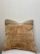 Load image into Gallery viewer, Vintage Carpet Cushion Cover - 45x45cm
