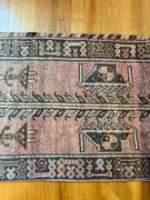Load image into Gallery viewer, Vintage Runner
