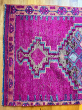 Load image into Gallery viewer, Vintage Runner
